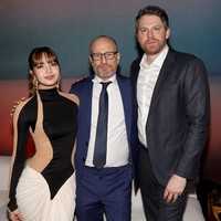 Beberapa jam sebelumnya, Lisa BLACKPINK memancarkan keanggunan bak Disney princess di premiere The White Lotus 3. Kini personel grup KPop BLACKPINK itu menebar aura femme fatale. Foto: Getty Images