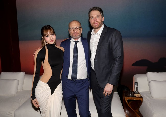 Tampak Lisa BLACKPINK berfoto bersama dua produser serial The White Lotus 3 yang menandai debut aktingnya, Mark Kamine dan David Bernad. Penggemar dapat menantikan penayangannya di HBO pada tanggal 16 Februari 2025 mendatang. Foto: Getty Images