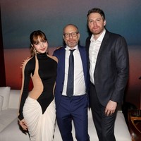 Tampak Lisa BLACKPINK berfoto bersama dua produser serial The White Lotus 3 yang menandai debut aktingnya, Mark Kamine dan David Bernad. Penggemar dapat menantikan penayangannya di HBO pada tanggal 16 Februari 2025 mendatang. Foto: Getty Images