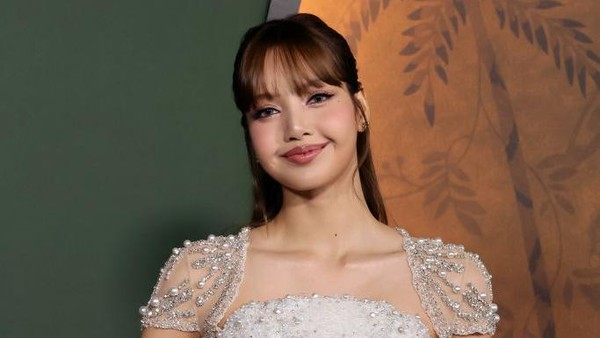 7 Gaya Anggun Lisa BLACKPINK Bak Princess di Premiere The White Lotus 3