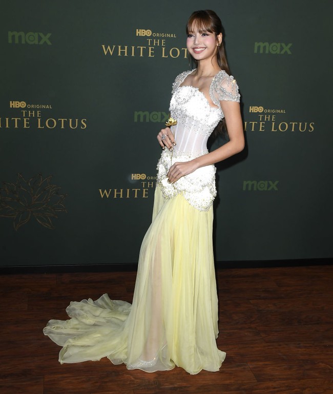 Meskipun tampil sebagai pemeran pendukung, kedatangan Lisa BLACKPINK di acara premiere The White Lotus Season 3 begitu dinantikan. Dia menjadi pusat perhatian saat tiba di red carpet Paramount Theatre di Los Angeles, California, Amerika Serikat, Senin (10/2/2025) waktu setempat. Foto: Getty Images
