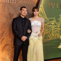 Lokasi syuting The White Lotus 3 berlatar di negara asalnya Thailand dan menyorot keindahan pantai Koh Samui. Dia akan beradu akting dengan aktor Thailand Tayme Thapthimthong sebagai sesama pegawai di resort hotel fiksi White Lotus. Foto: Getty Images