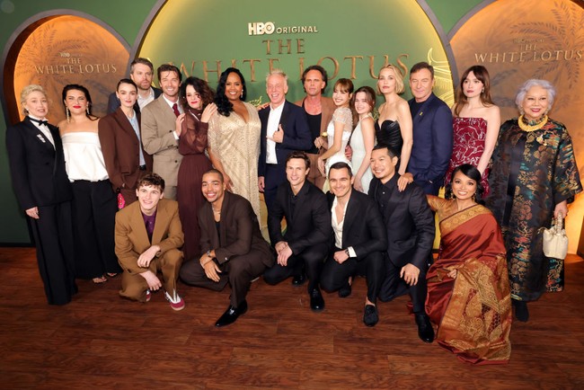 Pelantun Rockstar itu pun berfoto bersama pemain utama The White Lotus 3 di red carpet di antaranya Patrick Schwarzenegger, Parker Posey, Leslie Bibb, dan Mike White. Penggemar dapat menantikan penampilannya sebagai Mook, seorang resepsionis hotel yang misterius. Foto: Getty Images