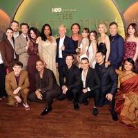 Pelantun Rockstar itu pun berfoto bersama pemain utama The White Lotus 3 di red carpet di antaranya Patrick Schwarzenegger, Parker Posey, Leslie Bibb, dan Mike White. Penggemar dapat menantikan penampilannya sebagai Mook, seorang resepsionis hotel yang misterius. Foto: Getty Images