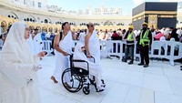 Megawati yang berusia 78 tahun menjalani tawaf atau mengelilingi Kakbah dibantu kursi roda, sai dengan buggy car, lalu tahalul dibantu Pratama.