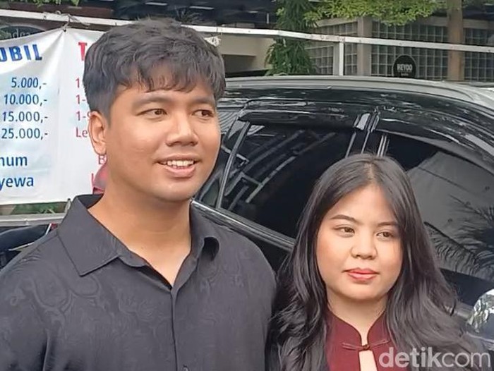 Frans Faisal dan Indah saat ditemui di kawasan Transmedia.