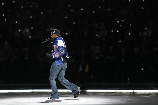 Di situs Celine, jeans berpotongan pinggang low-rise ini masih tersedia seharga 830 pound sterling atau sekitar Rp16 juta. Tertulis pula, meski berasal dari Prancis, produk ini sebenarnya dibuat di Jepang. (Foto: AP Photo/Ashley Landis