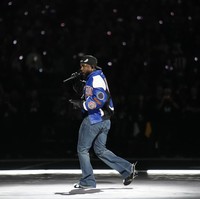 Di situs Celine, jeans berpotongan pinggang low-rise ini masih tersedia seharga 830 pound sterling atau sekitar Rp16 juta. Tertulis pula, meski berasal dari Prancis, produk ini sebenarnya dibuat di Jepang. (Foto: AP Photo/Ashley Landis