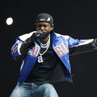 Jeans tersebut menjadi pelengkap sempurna untuk atasan bikers jacket bernuansa varsity yang dihiasi tulisan Gloria (salah satu judul lagu di albumnya, GNX) dan kalung berlian berhiaskan liontin a seharga US$ 68.000 dari Rahaminov. Sementara itu, sneakersnya Nike Air DT Max ‘96, yang dikenal sebagai sepatu ikonis dari Deion Sanders, mantan pemain NFL sekaligus pelatih Colorado Buffaloes. (Foto: AP Photo/Matt Slocum)