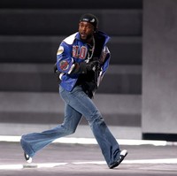 Namun, jeans Kendrick merupakan keluaran rumah mode mewah Celine. Celana dari seri Serge ini pertama kali diperkenalkan dalam peragaan busana Celine pada 2019. Hedi Slimane, direktur kreatif Celine kala itu, terinspirasi oleh ikon musik tahun ‘90-an, Serge Gainsbourg. (Foto: Gregory Shamus/Getty Images)