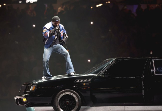 Menyusul kemenangan besarnya di Grammy Awards 2025, Kendrick Lamar kembali berjaya, kali ini di Super Bowl 2025 yang berlangsung di Caesars Stadium, New Orleans, AS, Minggu (9/2/2025). Mengukir sejarah sebagai rapper solo pertama yang menjadi penampil utama di Halftime Show Super Bowl (pertunjukan spektakuler paruh waktu di final football AS), Lamar tampil dengan gaya yang menghidupkan kembali tren flared jeans yang mendominasi mode awal 2000-an. (Foto: Kevin Mazur/Getty Images for Roc Nation)
