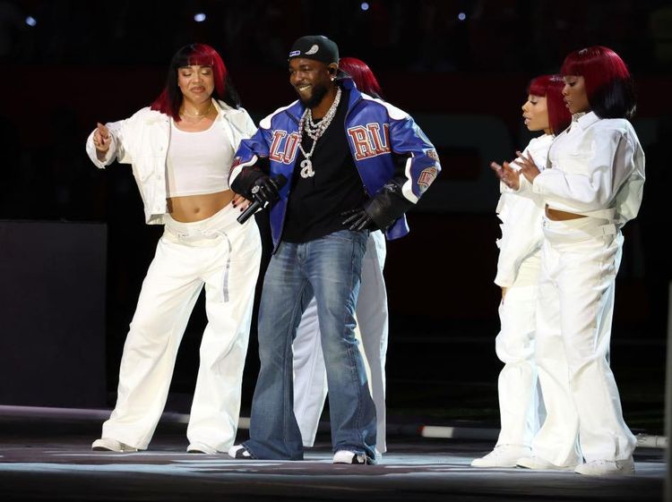 Gaya Viral Kendrick Lamar di Super Bowl 2025: Welcome Back Flared Jeans!