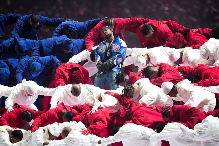Gaya Kendrick Lamar di Super Bowl 2025 Kendrick Lamar performs during halftime of the NFL Super Bowl 59 football game between the Kansas City Chiefs and the Philadelphia Eagles, Sunday, Feb. 9, 2025, in New Orleans. (AP Photo/Matt Slocum)
