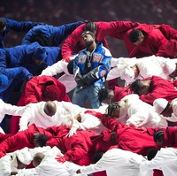 Berbeda dari para headliner di Halftime terdahulu yang gonta-ganti busana sepanjang penampilan, Kendrick tetap setia dengan flared jeans andalannya.  “Kendrick mengenakan boot-cut jeans, bertubuh 165 cm, dan memiliki mentalitas pembenci, dan saya menghormatinya, komentar pengguna X lainnya. (Foto: AP Photo/Matt Slocum)