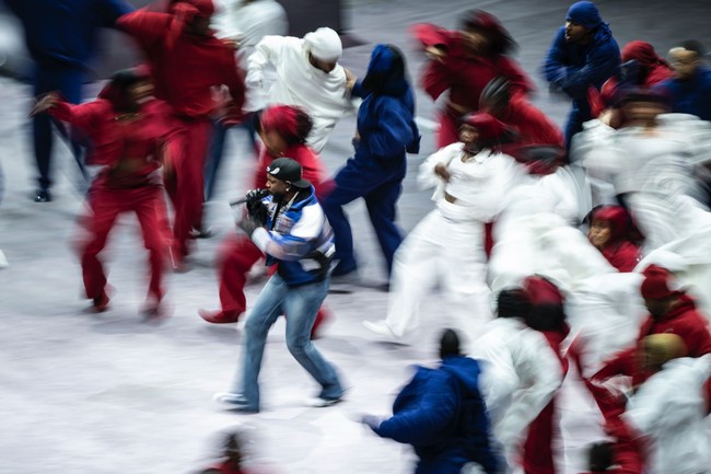 Dilansir dari W Magazine, jeans ini juga memiliki detail raw hem di bagian belakang sehingga menciptakan kesan kasual seperti celana yang sengaja dibiarkan menyentuh tanah sebagaimana kalangan remaja era 2000-an kerap terlihat. (Foto: AP Photo/Kyusung Gong)