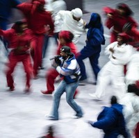 Dilansir dari W Magazine, jeans ini juga memiliki detail raw hem di bagian belakang sehingga menciptakan kesan kasual seperti celana yang sengaja dibiarkan menyentuh tanah sebagaimana kalangan remaja era 2000-an kerap terlihat. (Foto: AP Photo/Kyusung Gong)