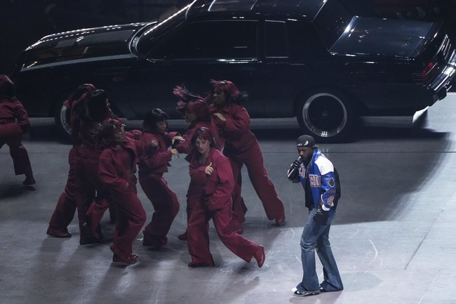 Penampilan Kendrick dengan jeans yang juga dikenal sebagai bell-bottom atau boot-cut tersebut langsung berujung viral di media sosial. “Bayangkan lawanmu memakai jeans flare seperti Kendrick Lamar,” tulis seorang pengguna X yang sekaligus merujuk pada perseteruan Kendrick dengan rivalnya sesama rapper, Drake. (Foto: AP Photo/Charlie Riedel)