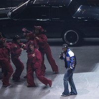 Penampilan Kendrick dengan jeans yang juga dikenal sebagai bell-bottom atau boot-cut tersebut langsung berujung viral di media sosial. “Bayangkan lawanmu memakai jeans flare seperti Kendrick Lamar,” tulis seorang pengguna X yang sekaligus merujuk pada perseteruan Kendrick dengan rivalnya sesama rapper, Drake. (Foto: AP Photo/Charlie Riedel)