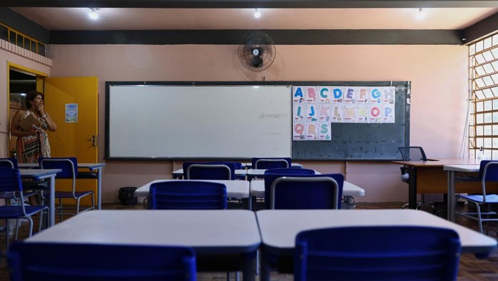Gelombang Panas Panggang Brasil, Ribuan Sekolah Tutup Sementara Rosana Veiga da Silveira, the Director of the OsorioΒ DuqueΒ Estrada Elementary School, shows an empty classroom after a court injunction halted the return to classes due to a severe heat wave in Porto Alegre, Rio Grande do Sul, Brazil, February 10, 2025. REUTERS/Diego Vara