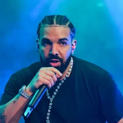 Drake Bantah Rumor Operasi Ablasi Perut Agar Six-Pack