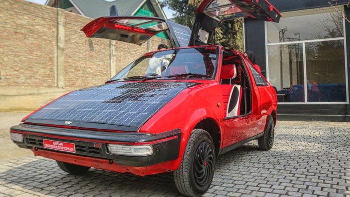 Guru Matematika Luncurkan Mobil Bertenaga Surya Pertama di Kashmir A view of Kashmir's first solar-powered car 'RAY' in Srinagar, Jammu and Kashmir, on February 10, 2025. Mir, a math teacher, reintroduces an improved version of Kashmir's first-ever solar-powered car--RAY. The car now has a brand name, improved efficiency, a superior design, and cutting-edge technology. It paves the way forward in relying on solar energy to reduce carbon emissions. (Photo by Firdous Nazir/NurPhoto via Getty Images)