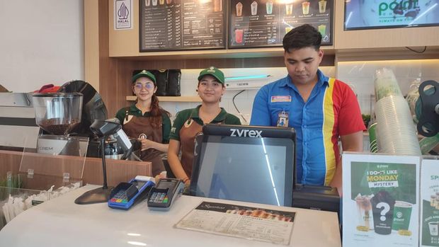 Eni dan Kadek bersama seorang barista lainnya