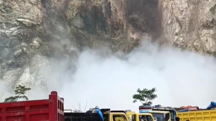 Insiden longsor di gunung kuda
