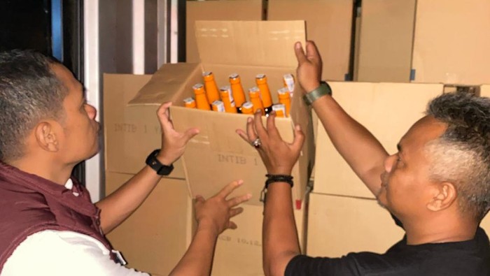 Jajaran Sat Res Narkoba Polresta Bandung saat mengamankan ribuan miras di Soreang Bandung.