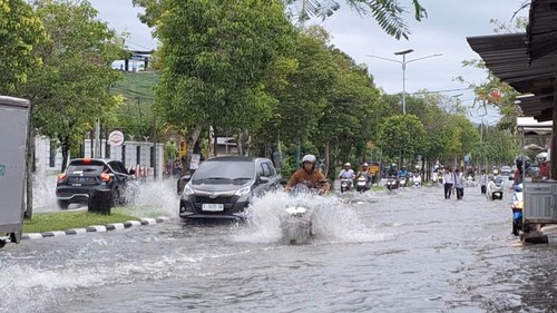 Jalan Dr Sudjono, Mataram, NTB, tergenang banjir setinggi 30 sentimeter (cm), Selasa (11/2/2025). (Nathea Citra/detikBali)
