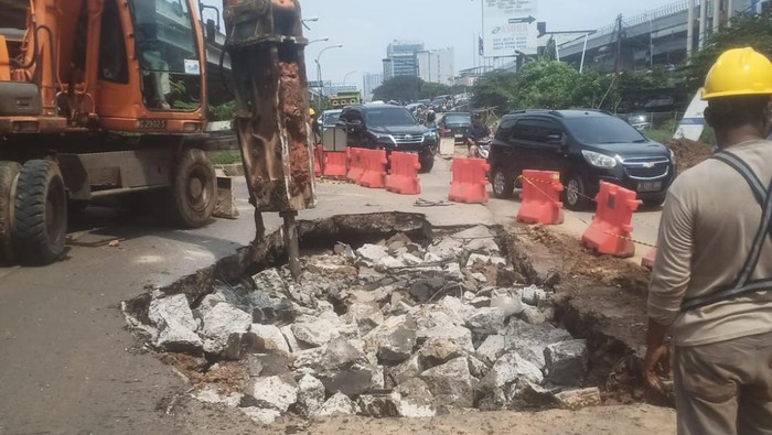 Jalan KH Noer Ali, Kota Bekasi yang ambles pada Selasa (11/2/2025) pagi tadi diperbaiki.