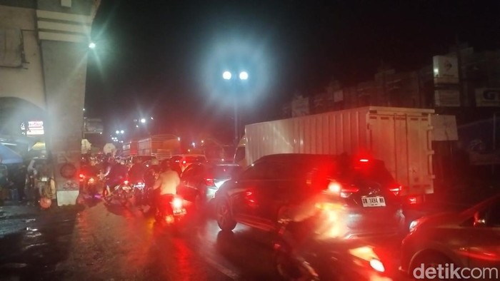 Jalan Poros Maros-Makassar di Kabupaten Maros, Sulawesi Selatan (Sulsel), mengalami kemacetan gegara ruas jalan di depan Grand Mall Maros tergenang.