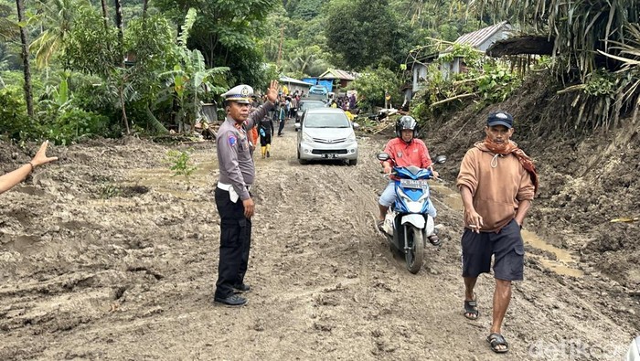Jalan Poros Soppeng Barru di Bulu Dua sudah dibuka setelah tertimbun longsor.