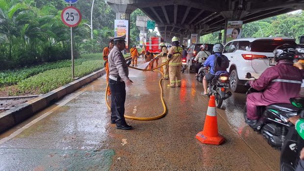 Jalan Yos Sudarso, Jakarta Utara macet pagi ini, Selasa (11/2/2025) karena jalan berlumpur dan licin.