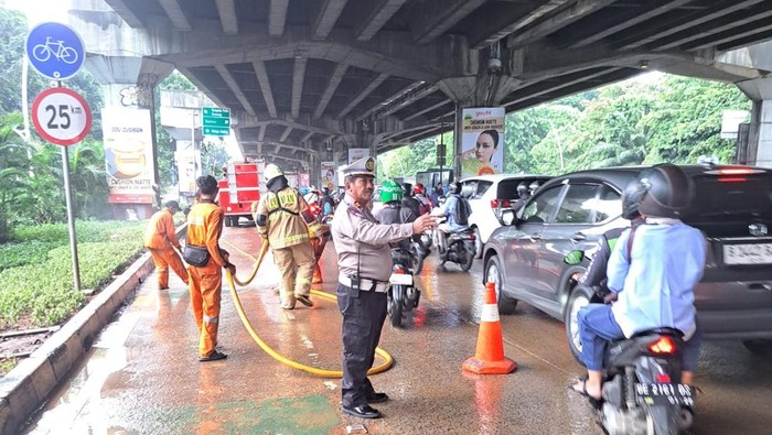 Jalan Yos Sudarso, Jakarta Utara macet pagi ini, Selasa (11/2/2025) karena jalan berlumpur dan licin.