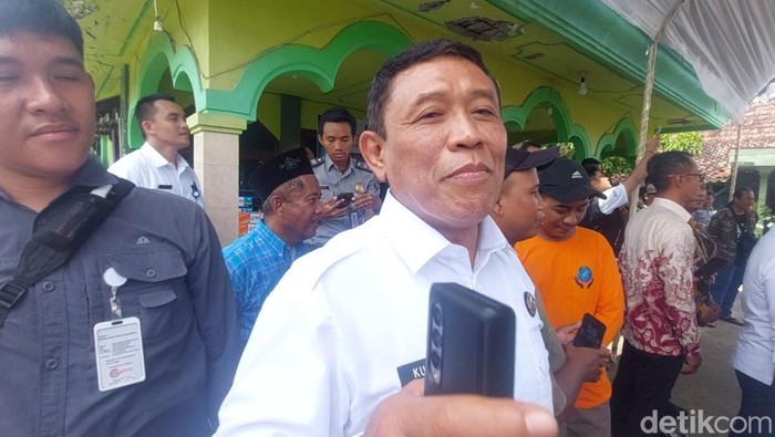 Kakanwil Ditjen Pemaayarakatan Jawa Tengah, Kunrat Kasmiri Berikan Bantuan Kepada Warga Terdampak Banjir di Kecamatan Brangsong, Kendal, Selasa (11/2/2025).