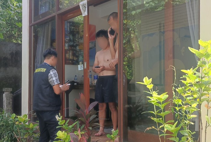 Kantor Imigrasi Singaraja mendeportasi dua WN Tiongkok berinsial CJ dan AM, Senin (10/2/2025). (Imigrasi Singaraja)