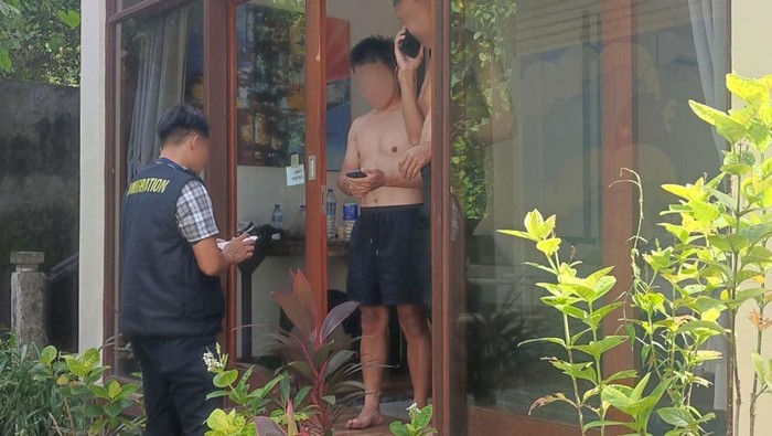 Kantor Imigrasi Singaraja mendeportasi dua WN Tiongkok berinsial CJ dan AM, Senin (10/2/2025). (Imigrasi Singaraja)