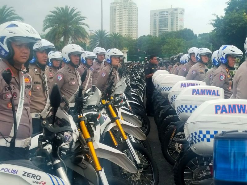 Kapolda Metro Jaya Irjen Karyoto membentuk 'Tim Pemecah Macet' yang bakal mengurai lalin semrawut di Jakarta. 'Tim Pemecah Macet' diapelkan di Lapangan Monas, Jakarta Pusat, pada Selasa (11/2/2025) pagi tadi.