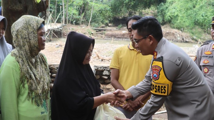 Kapolres Probolinggo AKBP Wisnu Wardana turun langsung menyalurkan bantuan