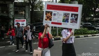 Namun kurangnya penegakan hukum membuat sejumlah ibu-ibu korban Parental abduction mendatangi kantor Wakil Presiden untuk mengadukan kasusnya yang mandek melalui Lapor Mas Wapres. Tampak mereka membawa berbagai poster.