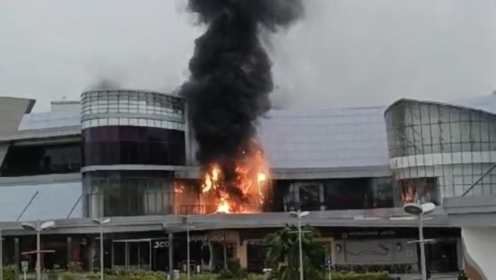 Kebakaran di The Park Kendari.