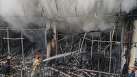 70 personel damkar dikerahkan untuk memadamkan api.