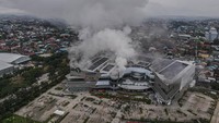 Foto udara kebakaran melanda sebuah pusat perbelanjaan di Kendari, Sulawesi Tenggara, Selasa (11/2/2025). Api mulai berkobar pada pukul 06.30 WITA.