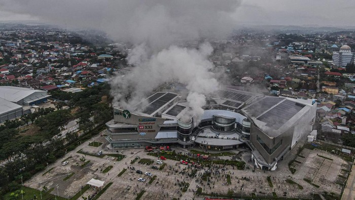 Foto udara suasana kebakaran di sebuah pusat perbelanjaan di Kendari, Sulawesi Tenggara, Selasa (11/2/2025). Api yang mulai berkobar pada pukul 06.30 WITA itu dapat dikendalikan setelah tujuh unit mobil pemadam kebakaran beserta 70 personel tiba di lokasi dan hingga saat ini penyebab kebakaran masih dalam penyelidikan.