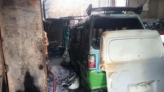 Kedai makanan dan bengkel di kawasan Bima kebakaran