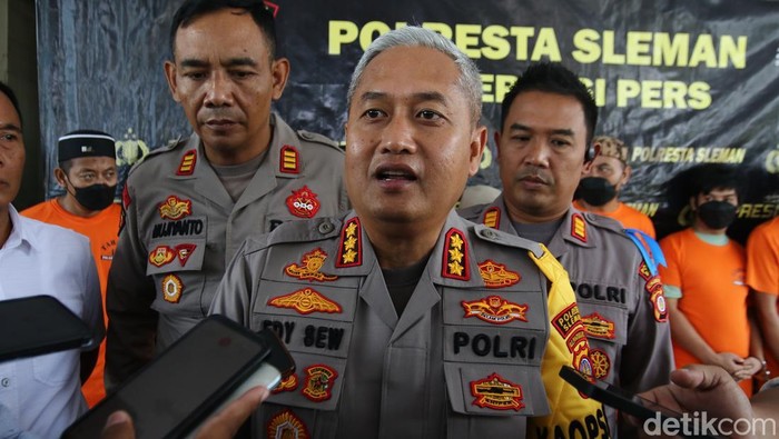 Kapolresta Sleman Kombes Edy Setianto Erning Wibowo saat memberikan keterangan di Mapolresta Sleman, Selasa (11/2/2025).