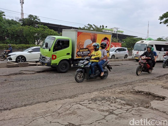 Kerusakan Jalan Pantura Kaligawe, Semarang-Demak, Kota Semarang, Selasa (11/2/2025).