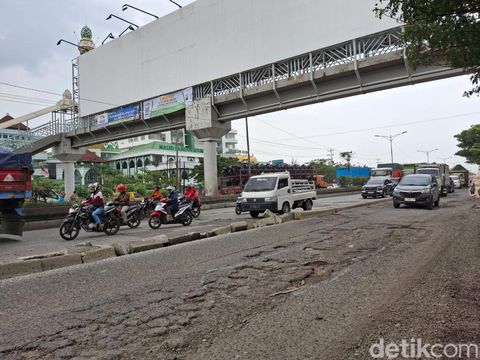 Kerusakan Jalan Pantura Kaligawe, Semarang-Demak, Kota Semarang, Selasa (11/2/2025).