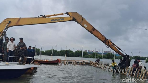 KKP Pantau Pembongkaran Mandiri Pagar Laut di Bekasi