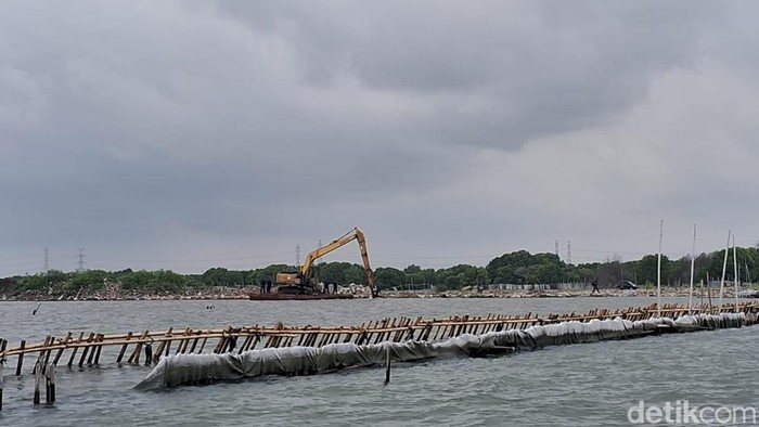 KKP Pantau Pembongkaran Mandiri Pagar Laut di Bekasi